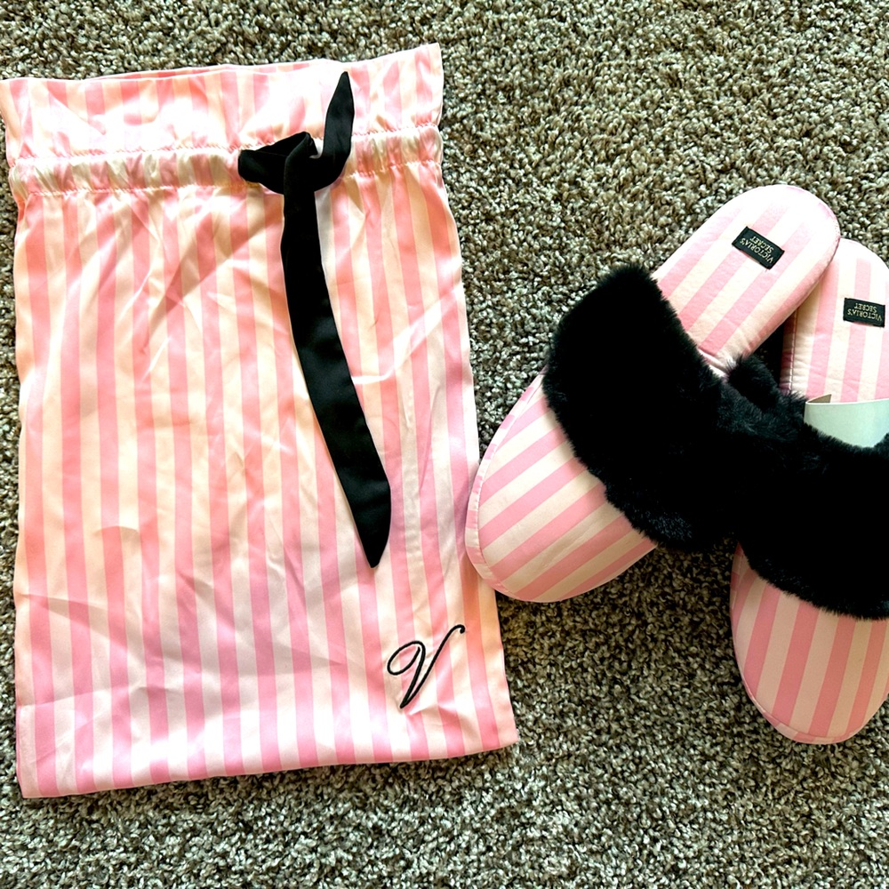 Victoria’s Secret slippers with travel bag - NEW